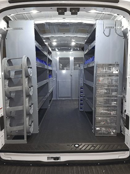 Professionelle Fahrzeugeinrichtung mit Regalsystemen im Laderaum eines Transporters.