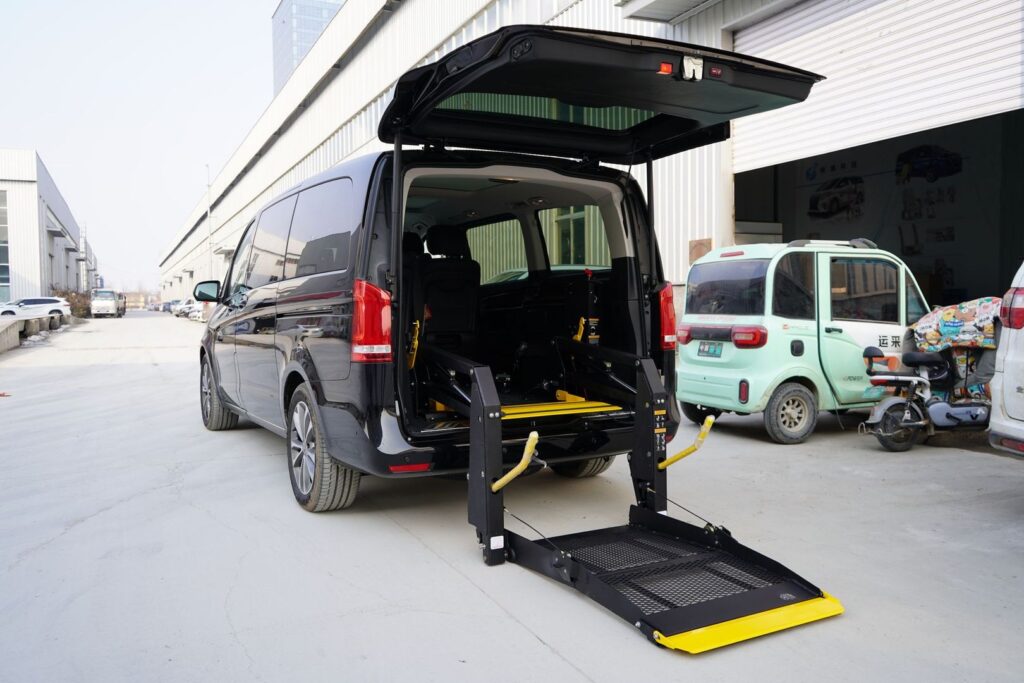 Schwarzer Transporter mit ausgeklappter Heckhebebühne.