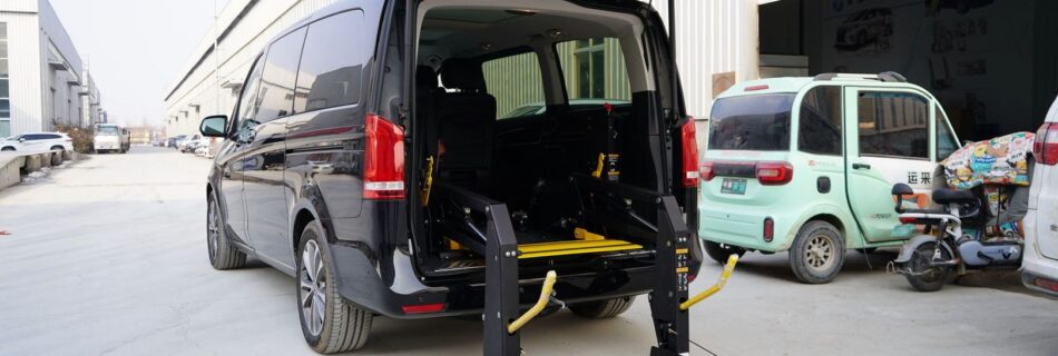 Schwarzer Transporter mit ausgeklappter Heckhebebühne.