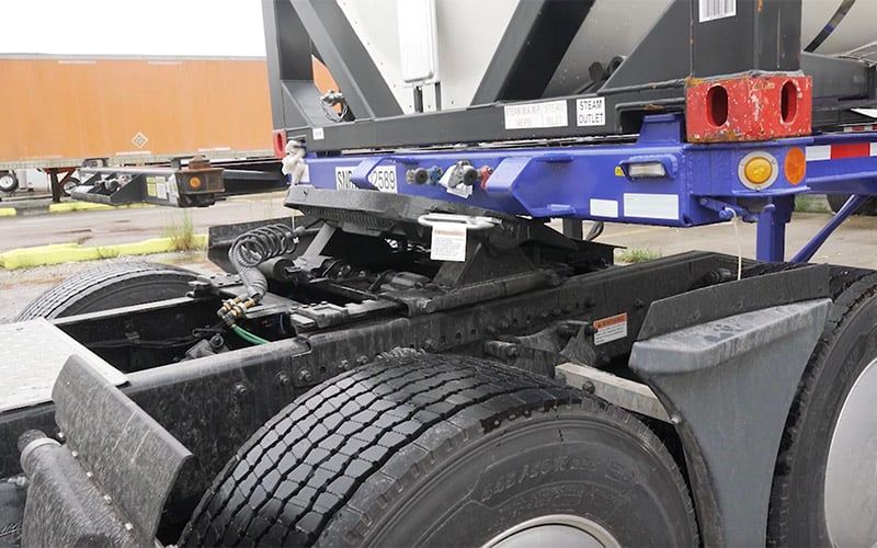Nahaufnahme einer Sattelkupplung an einer Lkw-Zugmaschine im Detail.