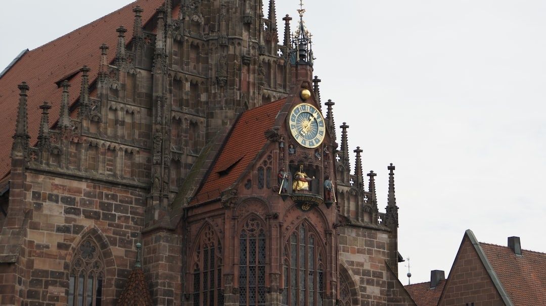 Historische Sandsteinfassade mit reich verziertem Erker und Uhr