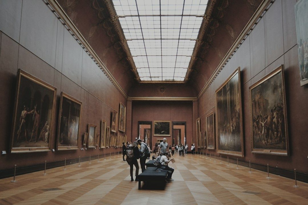 Prunkvoller Museumssaal mit Gemälden, Oberlicht und Besucherinnen und Besuchern