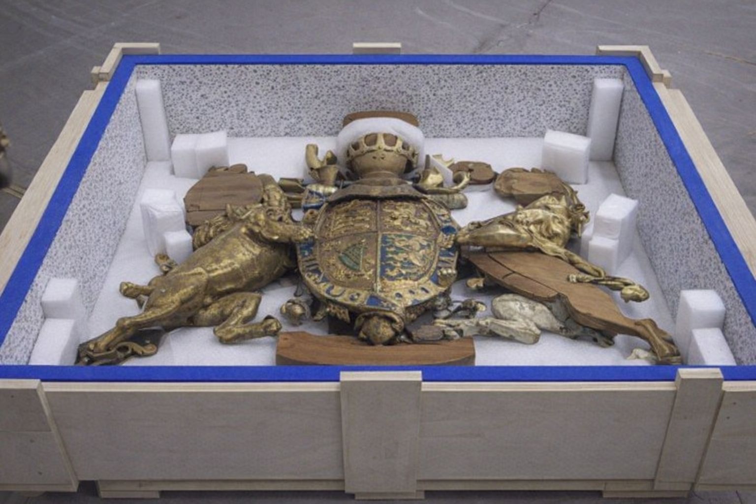 Historisches Wappen in einer maßgefertigten Museumstransportkiste mit Schaumstoffpolsterung.